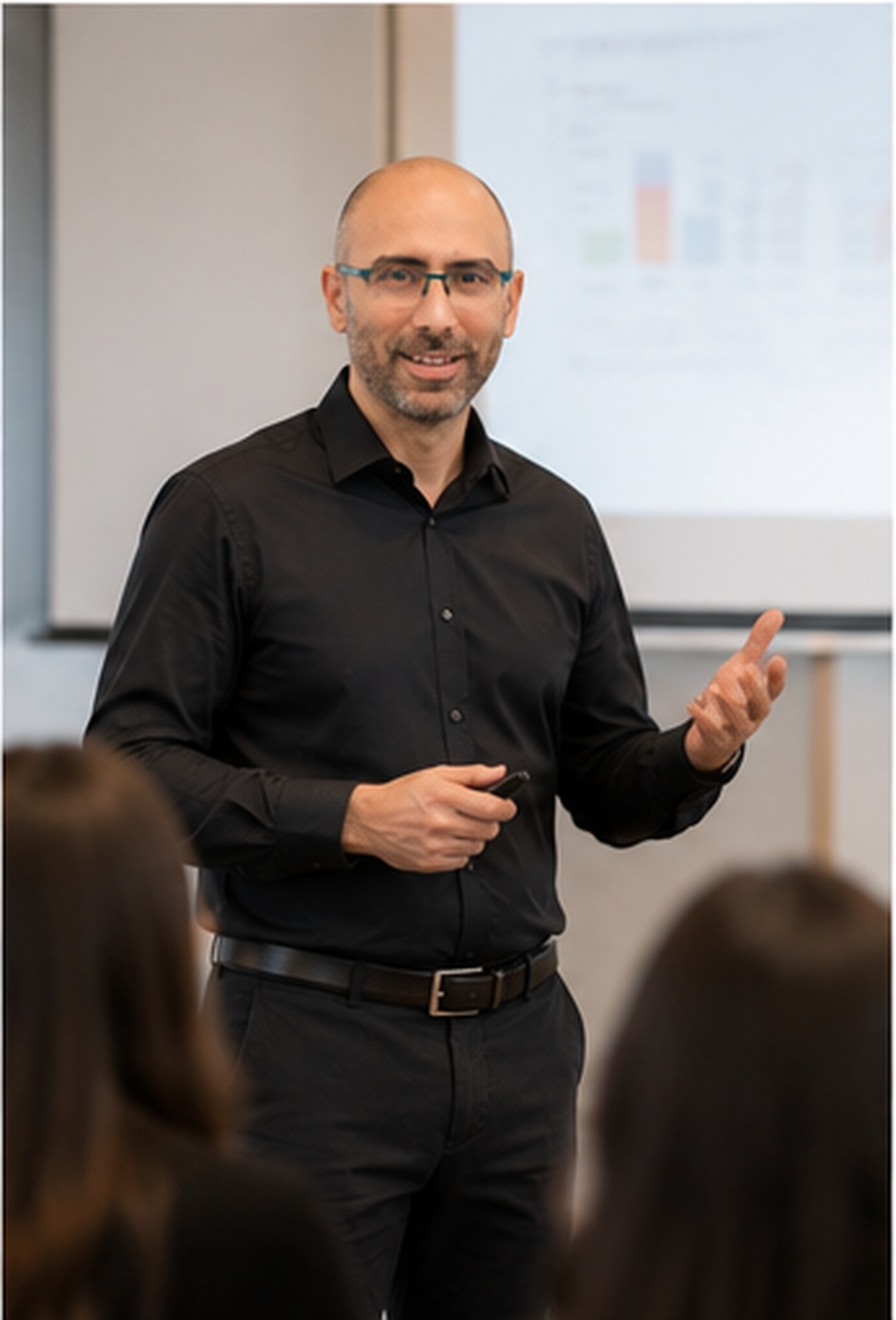 Mehmet Akif Kuşaslan eğitim sunumu yaparken